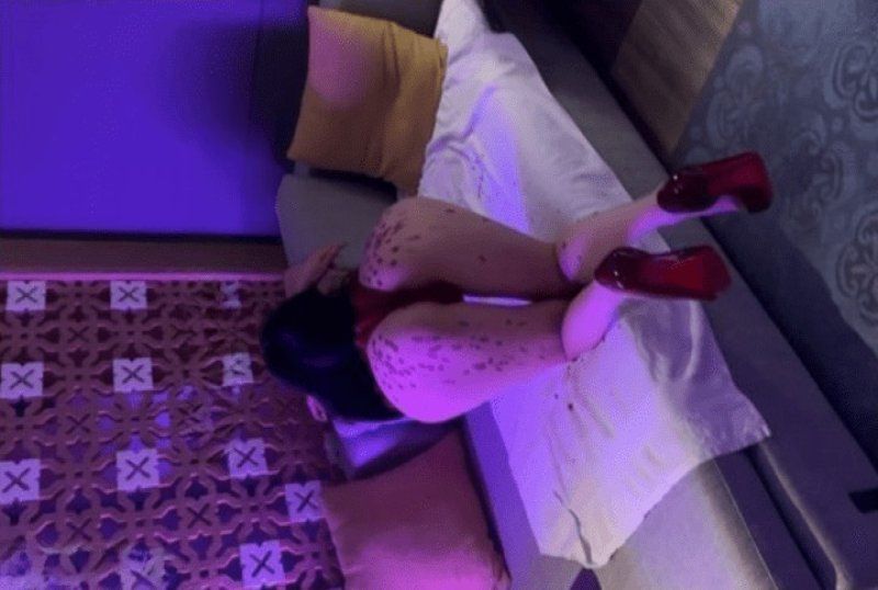 杏吧傳媒 第一次滴蠟當著老公面挨操被玷汙
