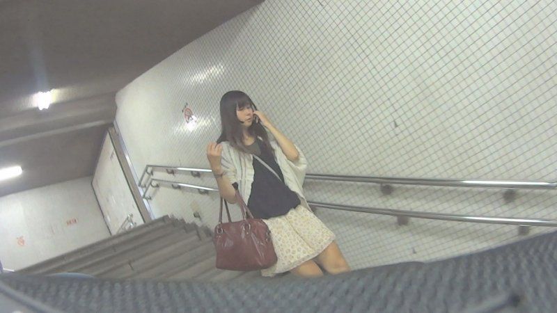 ［個撮・プラベ］ ［素顔セフレ］ 街中でパンティ逆さ撮りした後にホテルで生ハメ！ひと回り上のチンポで大満足！！