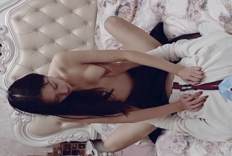 杏吧傳媒 名校高材生女友黑絲吊帶性感尤物