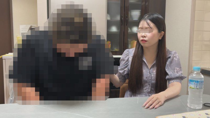 【個撮】背負わされた奥さん。旦那の横でサレても助けなし。自宅なのにアウェイで中出し。