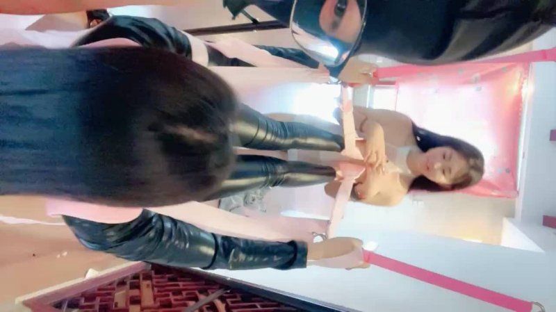 杏吧传媒 带着外女被四眼男双飞皮裤肏完再肏少女